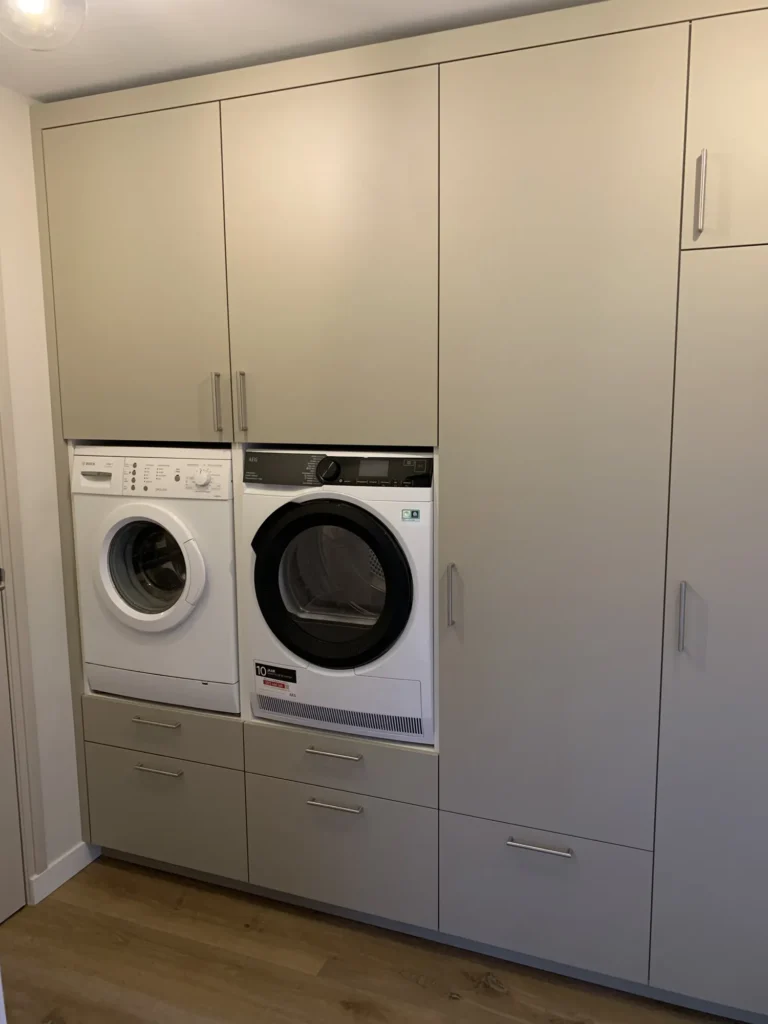 Bijkeuken met waskast in Aarlanderveen, gemaakt en geplaatst door Koot Maatwerk