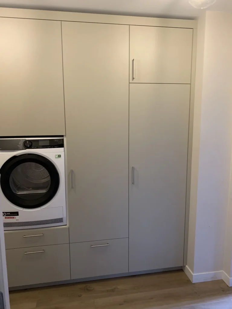 Overzicht van de bijkeukenkast in Cuvo met rvs grepen in Aarlanderveen
