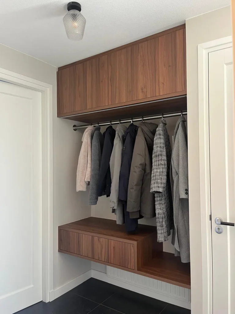 Garderobe met ledverlichting in Alphen aan den Rijn, gemaakt en geplaatst door Koot Maatwerk