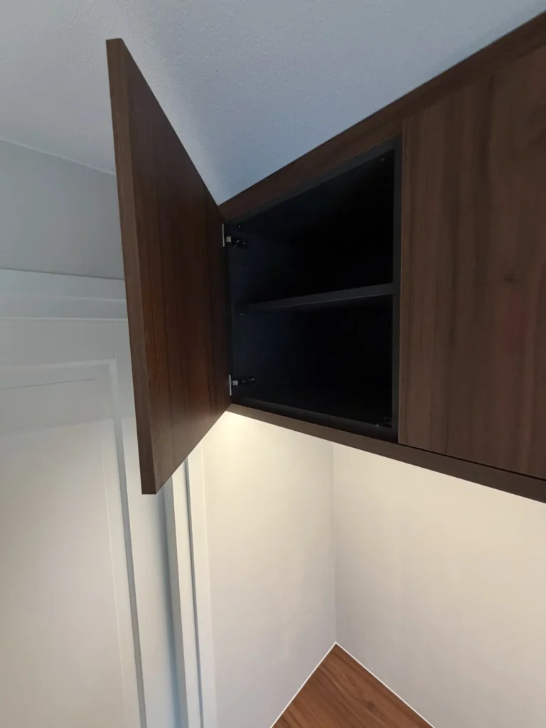 Garderobe met ledverlichting in Alphen aan den Rijn, detail 3