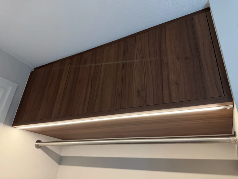 Garderobe met ledverlichting in Alphen aan den Rijn, detail 4