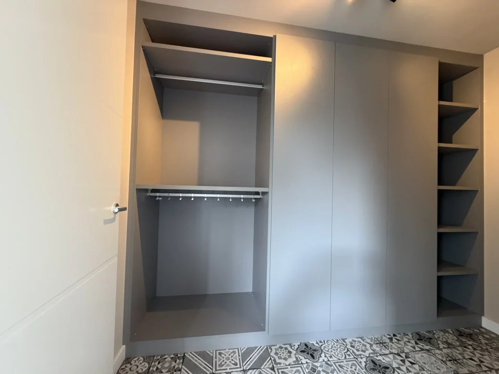 Halkast in Platinagrijs met open hanggedeelte, dichte kast en open vakken, Boskoop