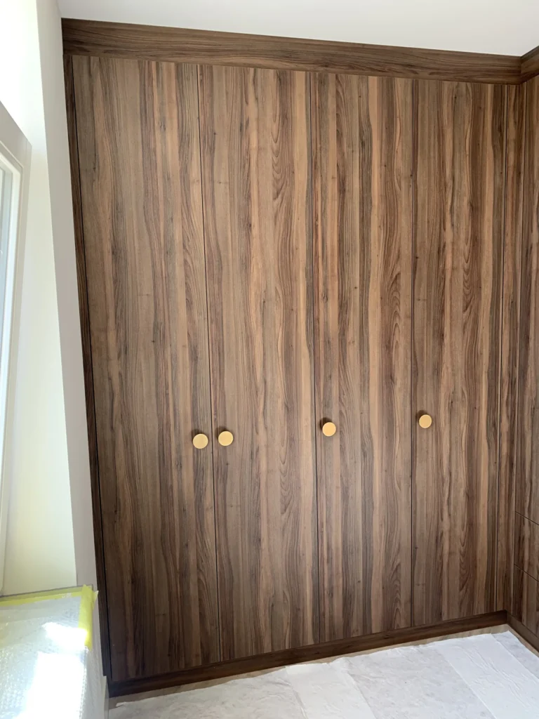 Vooraanzicht van de gesloten hoekkledingkast in Altamira walnut donker, Boskoop