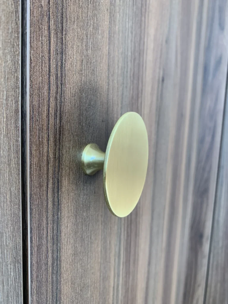 Hoekkledingkast met messing knoppen in Boskoop, detail 7