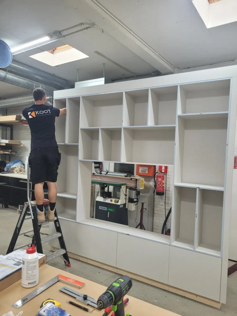 Meubelmaker Jordy Koot bouwt een kast op maat in zijn werkplaats