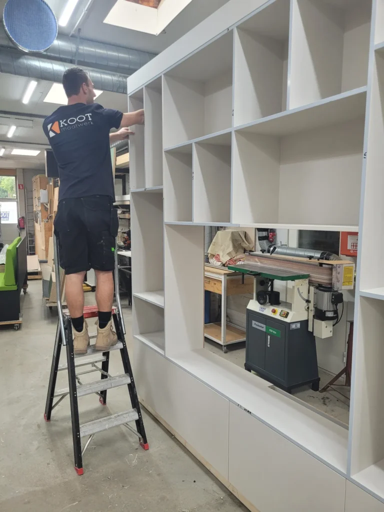 Meubelmaker Jordy Koot bouwt een kast op maat in zijn werkplaats