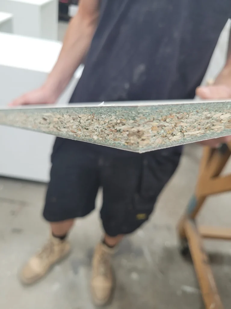 Meubelmaker Jordy Koot bouwt een kast op maat in zijn werkplaats