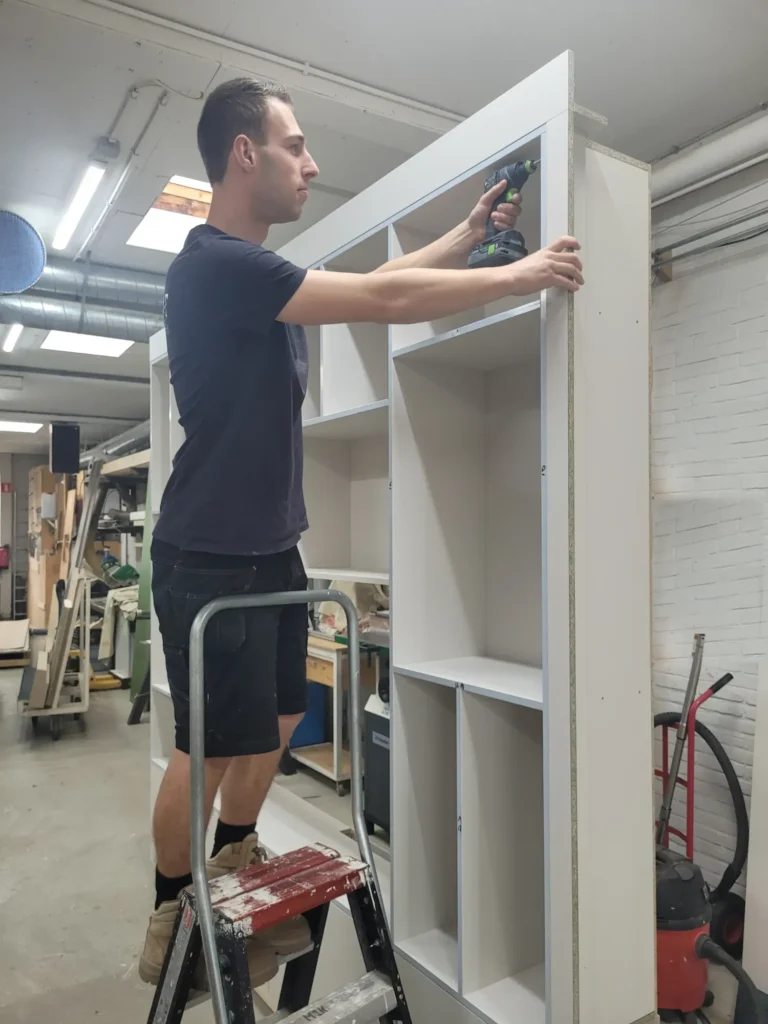Meubelmaker Jordy Koot bouwt een kast op maat in zijn werkplaats