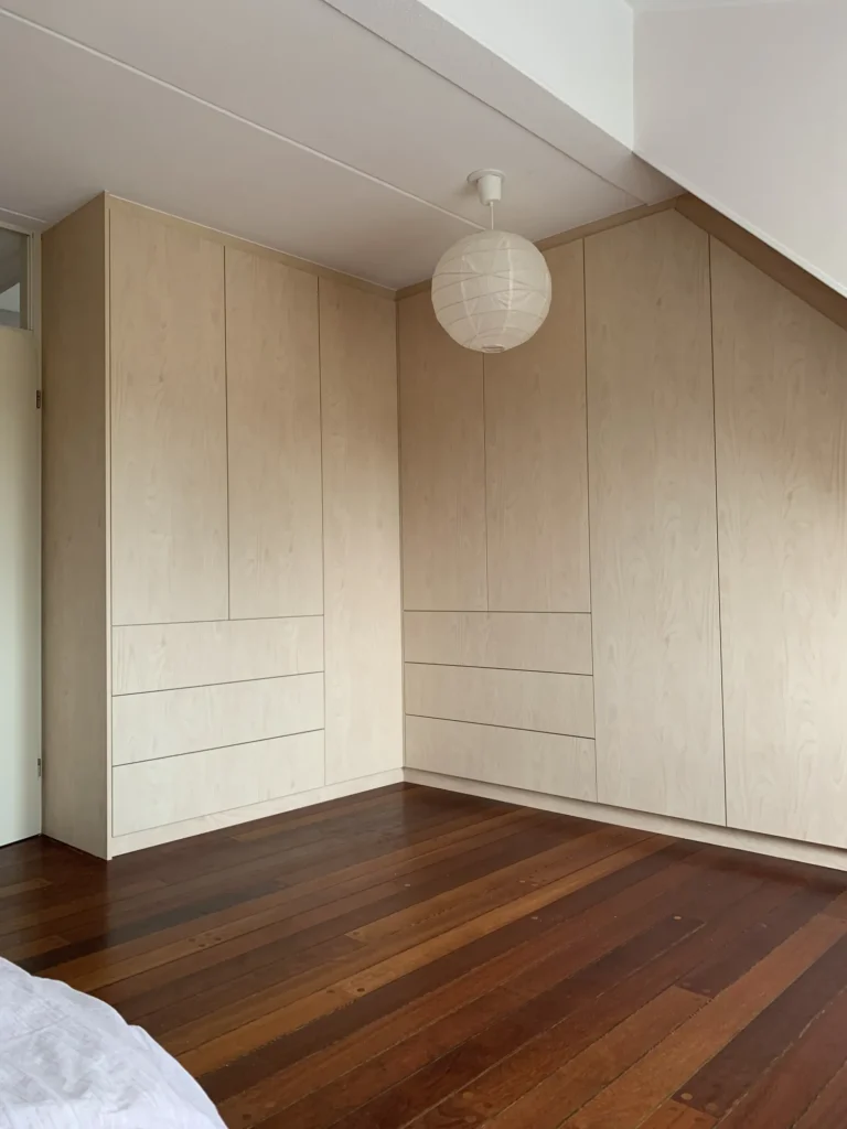 Kastenwand in Desert Oak met gelijke deuren onder de schuine kap, Boskoop