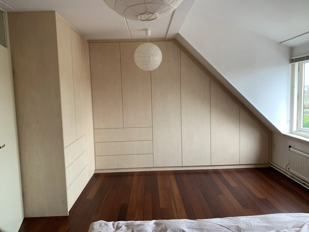 Kastenwand in Desert Oak onder de kap van een slaapkamer in Boskoop