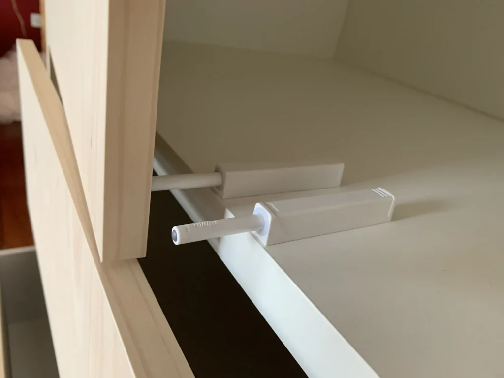 Detail van een kast die het schuine dakvlak volgt