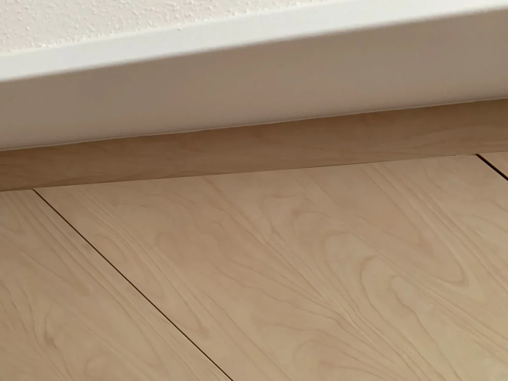 Naadloze aansluiting van de kast op het schuine plafond