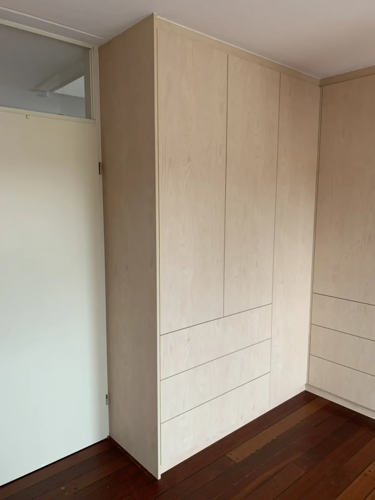 Hoge kasten in Desert Oak met laden, ingebouwd tot aan het plafond