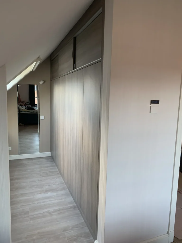Kastenwand onder een schuine wand in Moordrecht, gemaakt en geplaatst door Koot Maatwerk