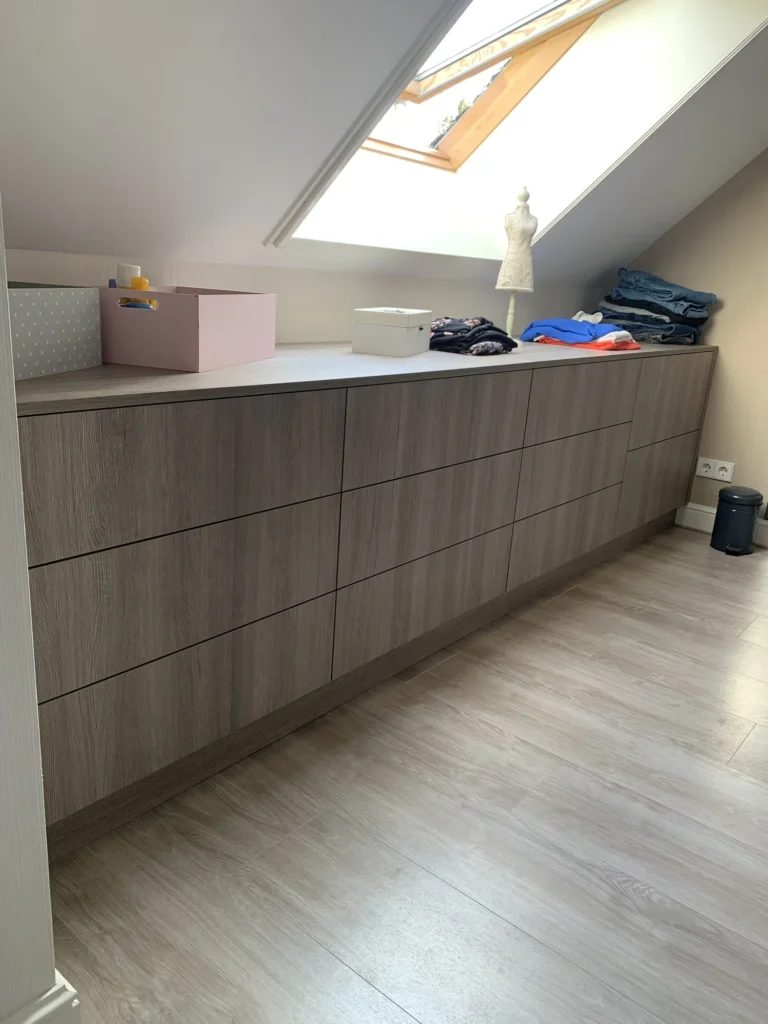 Lage ladekast onder het dakraam, onderdeel van de kastenwand in Moordrecht