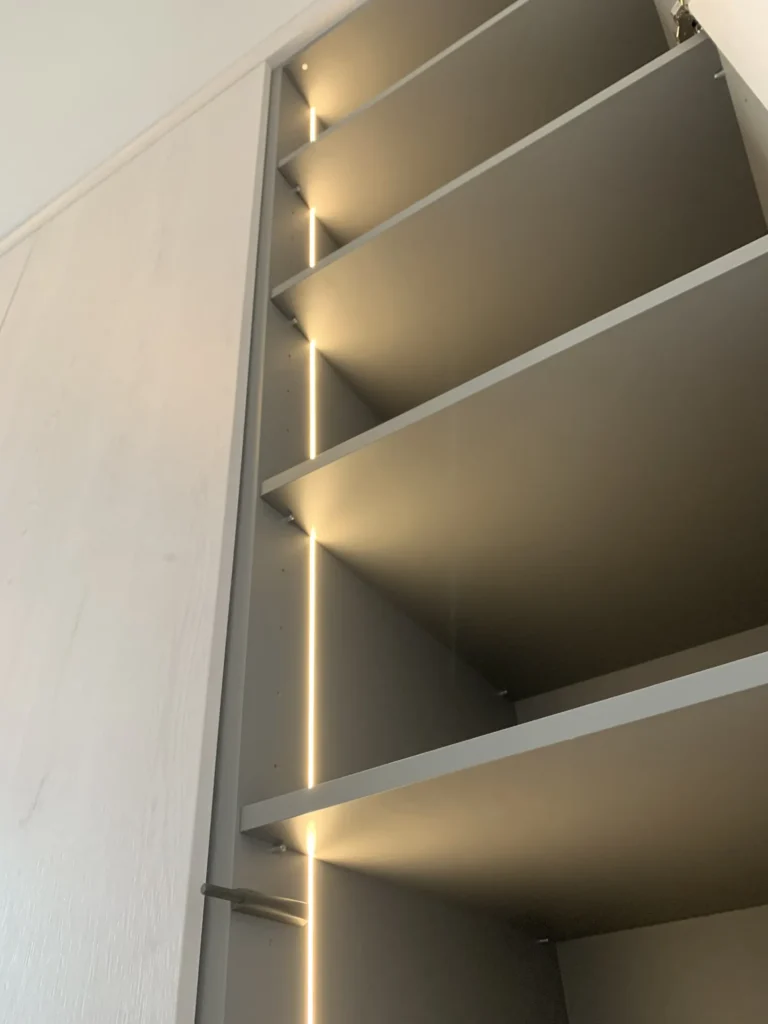 Kledingkasten met ledverlichting in Moordrecht, detail 5