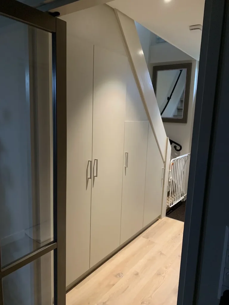 Trapkast met garderobe in Aarlanderveen, gemaakt en geplaatst door Koot Maatwerk