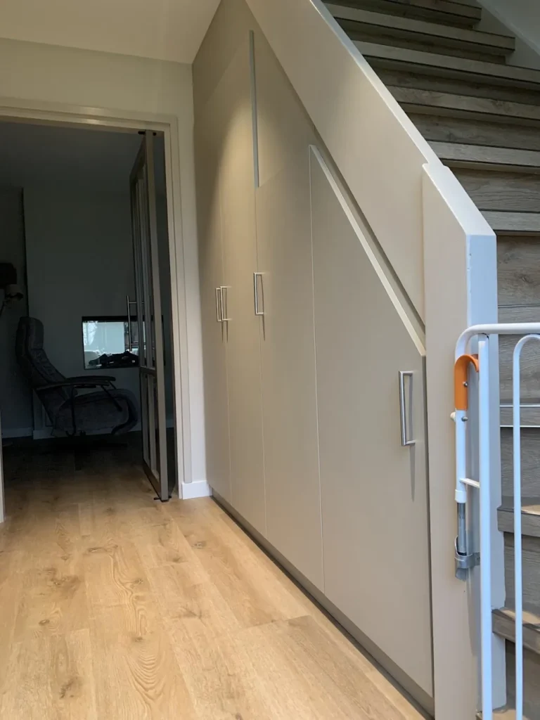 Trapkast met garderobe in Aarlanderveen, detail 2