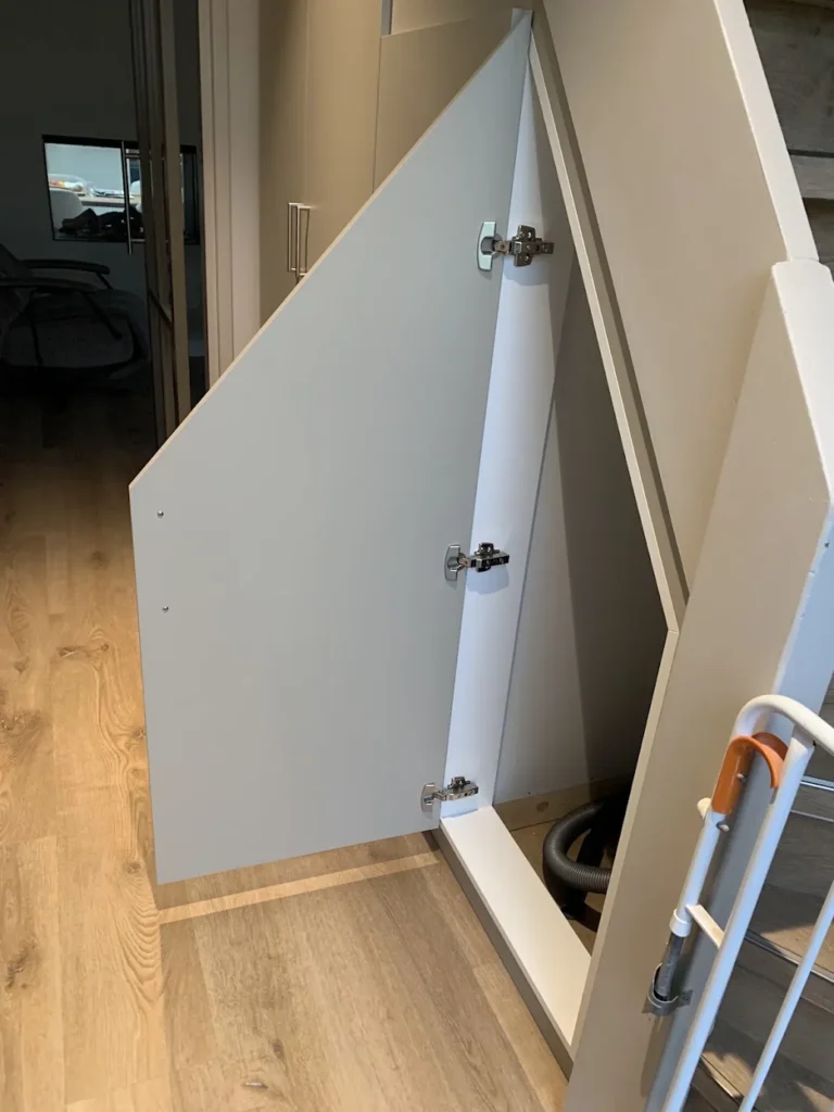Trapkast met garderobe in Aarlanderveen, detail 3