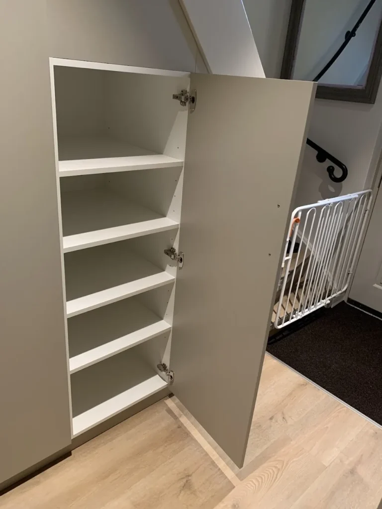 Trapkast met garderobe in Aarlanderveen, detail 5