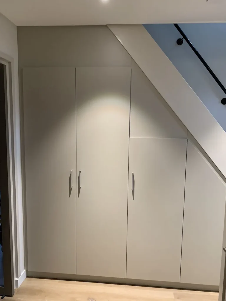 Trapkast met garderobe in Aarlanderveen, detail 6