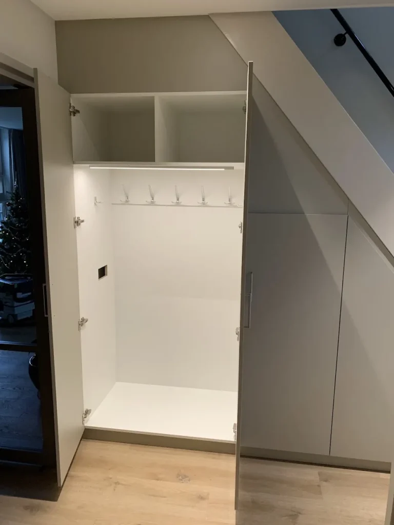 Trapkast met garderobe in Aarlanderveen, detail 7