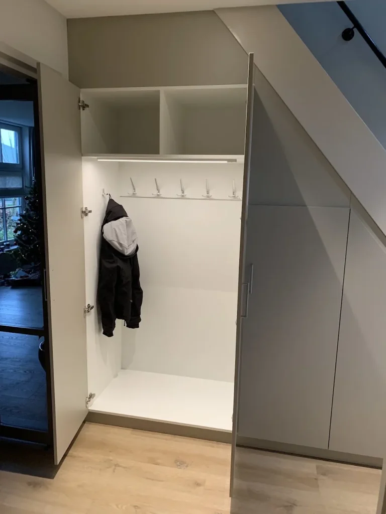 Trapkast met garderobe in Aarlanderveen, detail 8