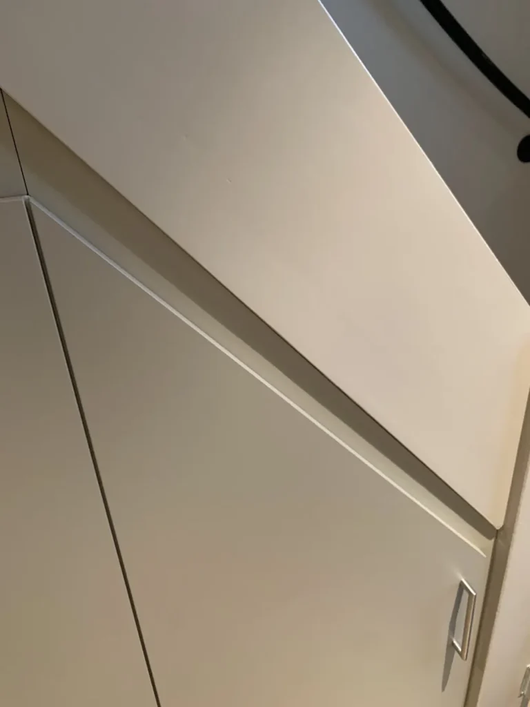 Trapkast met garderobe in Aarlanderveen, detail 9