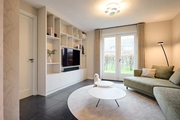 Wandkast met tv-nis in Alphen aan den Rijn, gemaakt en geplaatst door Koot Maatwerk