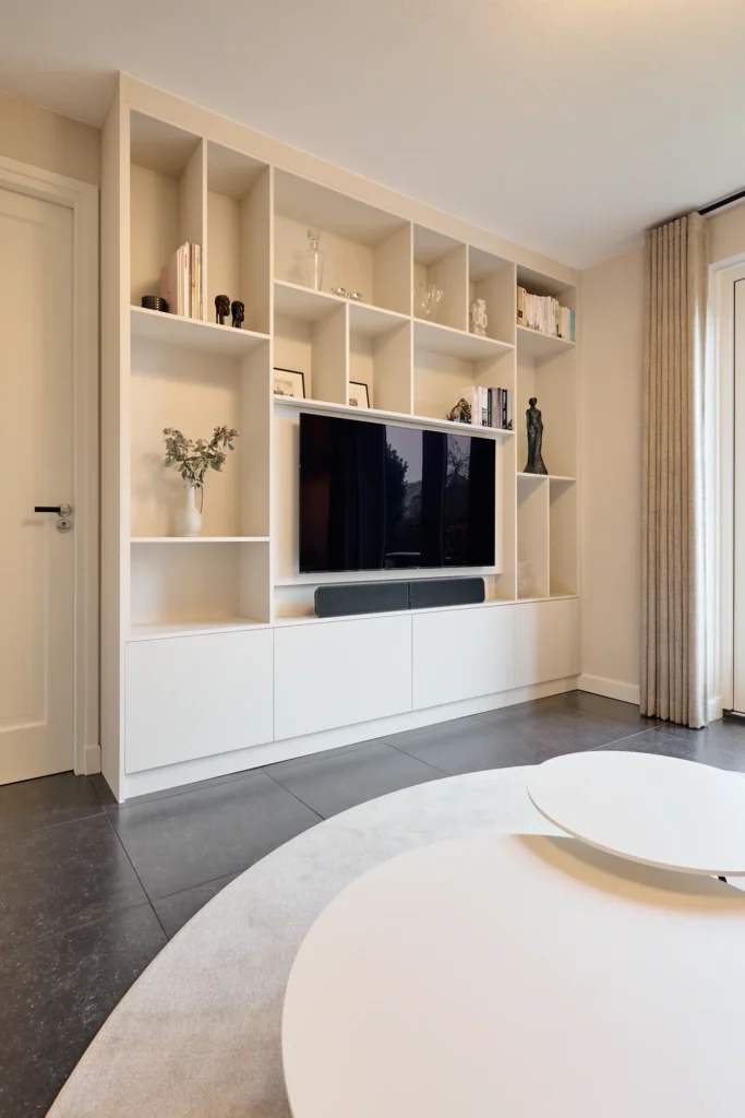 Open vakken en een lage kast met deuren in een wandkast in Angora grijs
