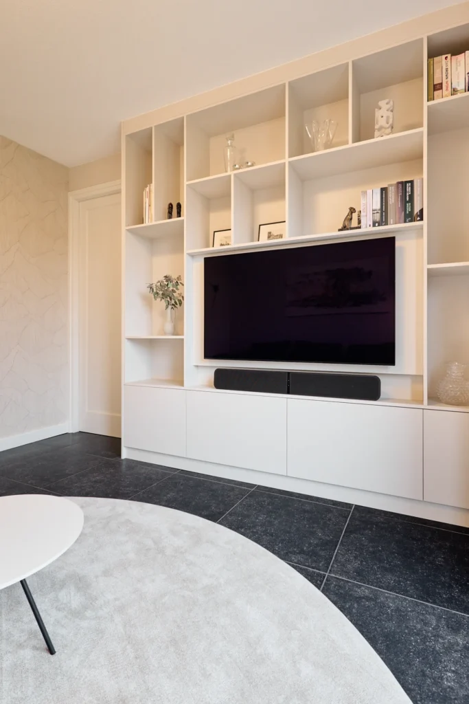 Wandkast in Angora grijs met open vakken en dichte kasten in Alphen aan den Rijn