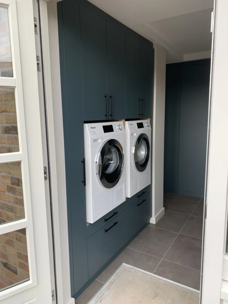 Waskast met wasmachine en droger op hoogte in Boskoop, gemaakt en geplaatst door Koot Maatwerk
