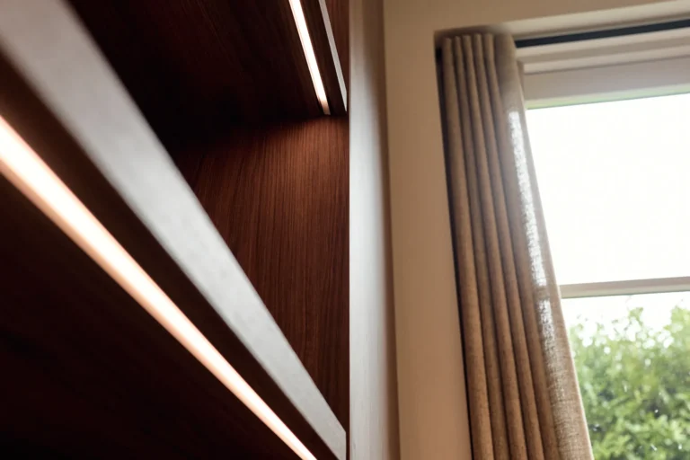 Woonkamerkast met verlichting in Alphen aan den Rijn, detail 3